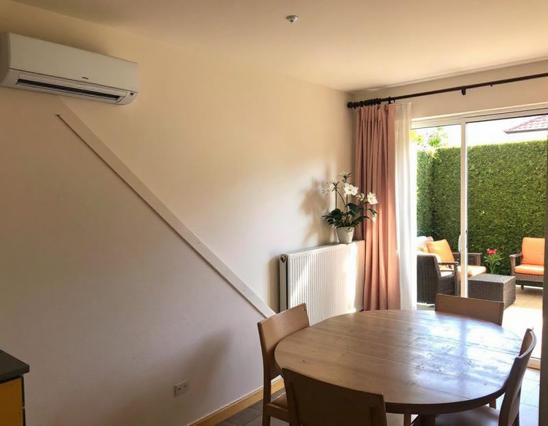 Climatisation murale dans le séjour d'une maison en bande